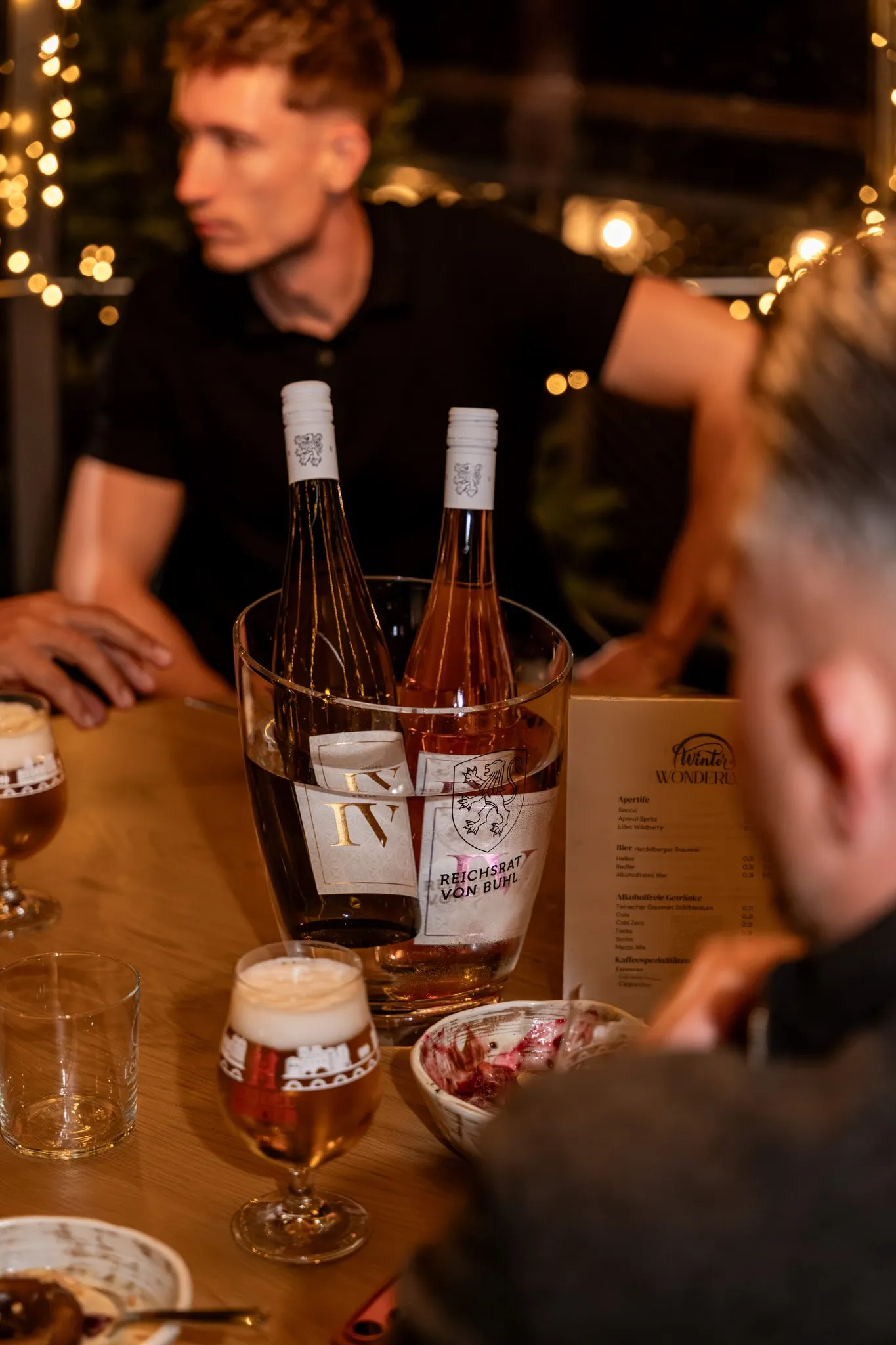 Pier IV Rosé im Weinkühler auf dem Tisch im Iglu
