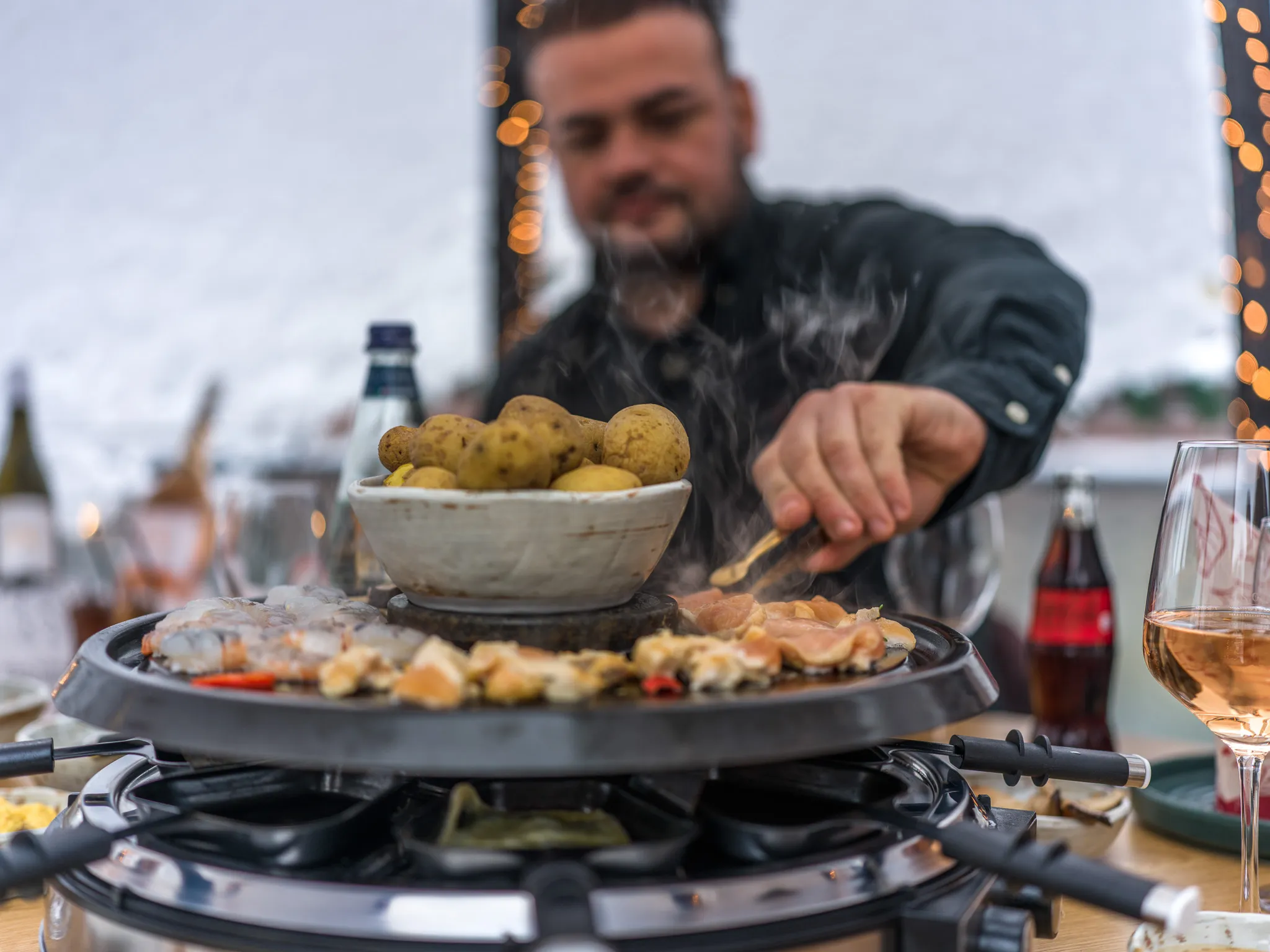 Raclette de Luxe wird im Iglu zubereitet